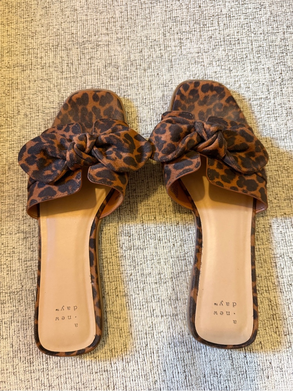 Leopard print slides with bow detail #animalprint #slides
Size 8 1/2